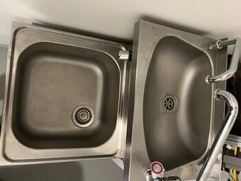 Nerezový dřez s vylevkou