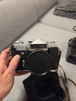 Starý fotoaparát a externí blesk