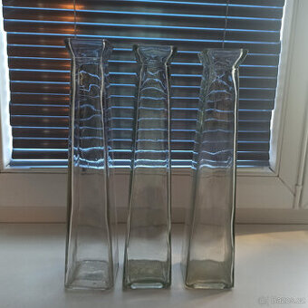 Tři skleněné vázy těžké