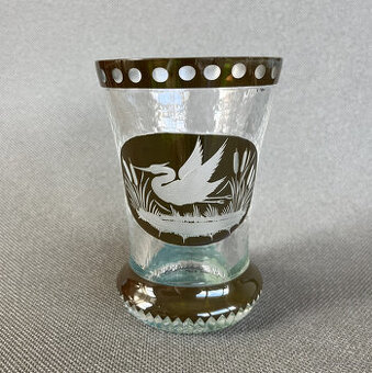 Stará číše, váza 13 cm, broušený dekor Volavka