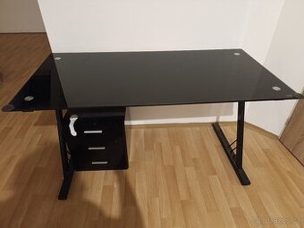 Černý skleněný psací stůl