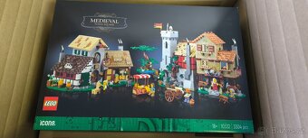 LEGO Icons 10332 Středověké náměstí