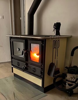 Litinový kuchyňský sporák s troubou