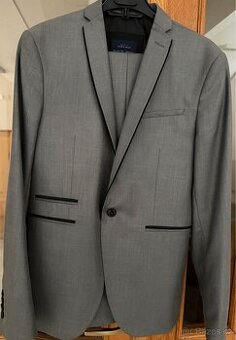 Pánský šedivý oblek