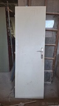 Dveře s kovovým rámem za odvoz