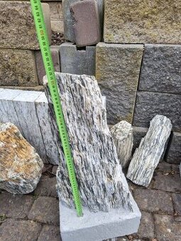 Granit na betonovém podstavci