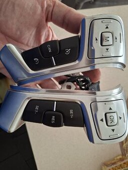 Tlačítka tempomatu na volantu