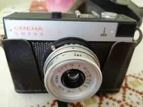 Prodej starých fotoaparátů.