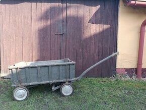 Dřevěný zahradní vozík
