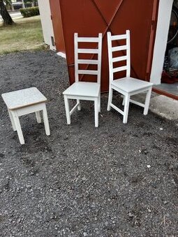2x dřevěná židle a stoleček