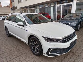VW Passat B8 GTE 1.4 eTSI 160kW DSG Tažné ACC Kamera ERGO