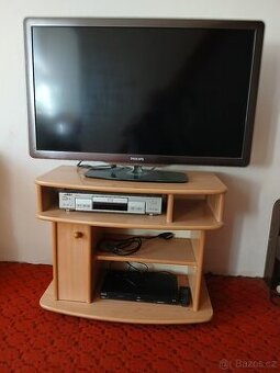 TV, přehrávač, stolek
