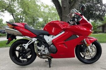 Koupím Honda VFR 800. Od 2002   Ihned