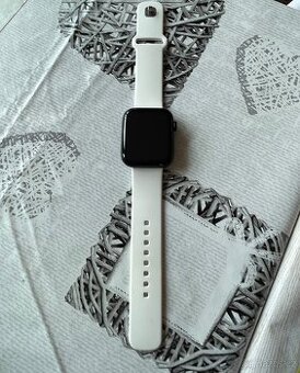 Apple Watch SE 2. generace (2022) 44 mm - 1