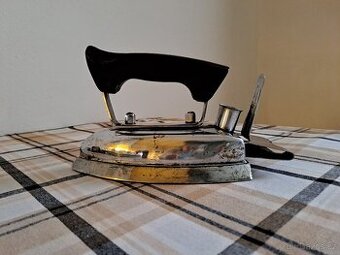 stará žehlička - dekorace