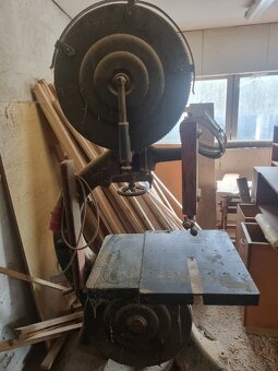 Pásová pila na dřevo