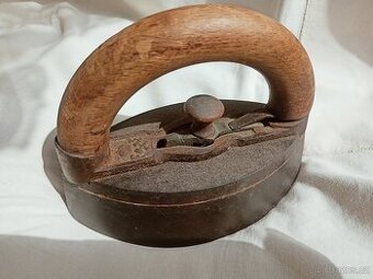 žehlička litinová stará