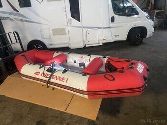 Člun pro 3 lidi vč el motoru, baterie, pádel