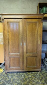 Starožitná skříň