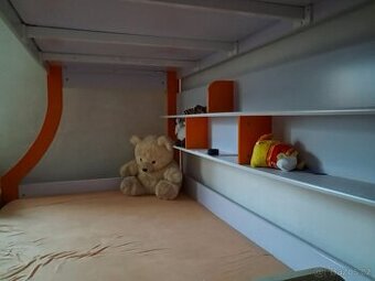 Dvoupatrová postel pro 3 děti