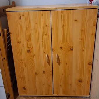 Jednoduchá dřevěná skříňka