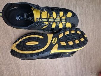 Pracovní obuv s kovovou špičkou