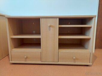 Komoda se šuplíky a poličkami