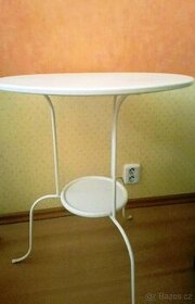 Bílý elegantní stolek LINDVED (IKEA)