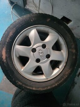 Hyundai kola R15 5,5J gumy 185/65 3,5-4mm zimní