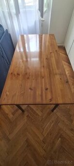 Psací stůl z masivu IKEA