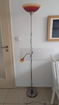 Stojací lampa s čtecím ramenem