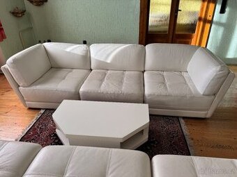 Kožená bílá sedačka