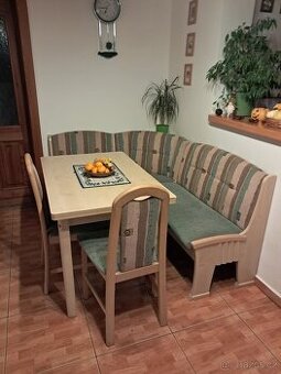 Rohová lavice, jídelní rozkládací stůl a 2 židle