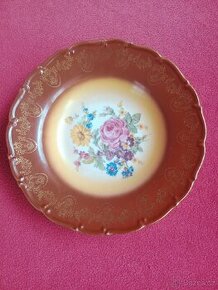 KRÁSNÝ DEKORATIVNÍ TALÍŘ - KVĚTY