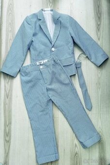 Nový společenský oblek s kravatou