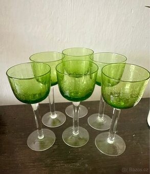 Zelené sklenice na vino.