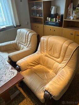 Rustikální kožená sedací souprava v kombinaci se dřevem.