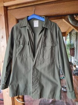 Vojenké bundy, kožená brašna, šle, rukavice, beranice