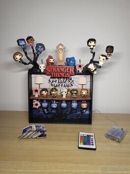 Kinder Joy figurky - edice Stranger Things + polička