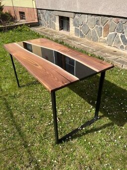 Stůl z amerického ořechu a epoxidové pryskyřice