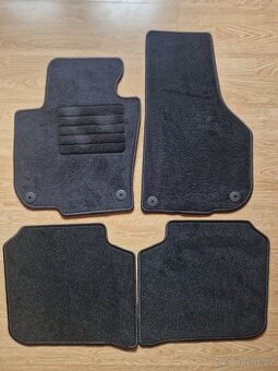 Škoda Superb 2 příslušenství ( koberečky, přepážka, zarážka)