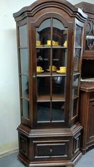 Masivní tmavá rohová vitrína s šuplíkem