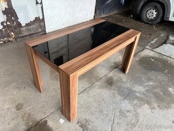 Jídelní stůl ořech