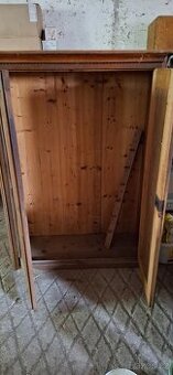 Starožitná skříň