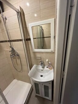 Umyvadlo se skříňkou+zrcadlo