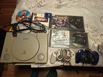 PlayStation 1 + hry + 2 ovladače – komplet