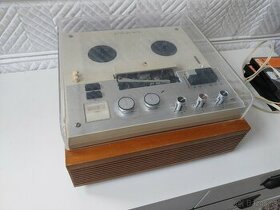 Starý kotoučový magnetofon TESLA