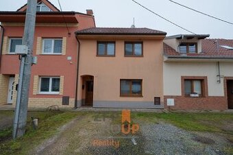 Prodej rodinného domu 4+1 s bazénem o rozloze 144 m2, ulice