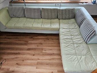 Prodám velkou světle zelenou sedačku i s polštáři