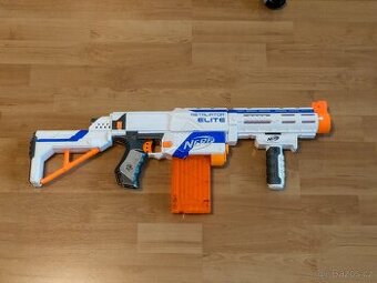 Velká sada 7 zbraní a příslušenství Nerf